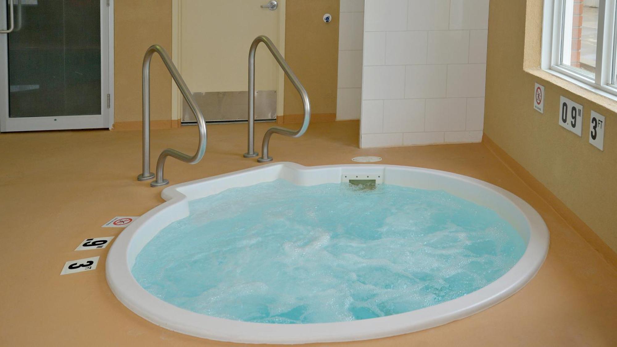 Holiday Inn Express Hotel & Suites Edson By Ihg Exteriör bild