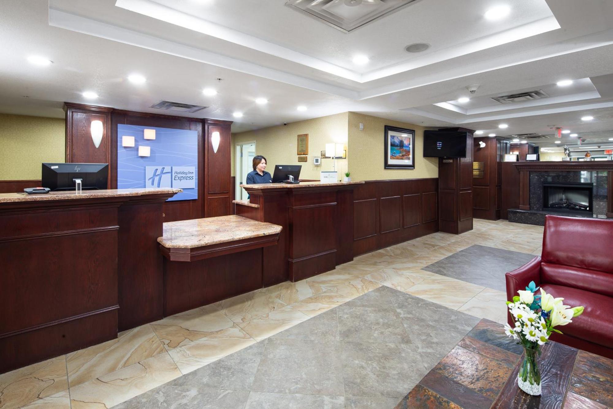 Holiday Inn Express Hotel & Suites Edson By Ihg Exteriör bild
