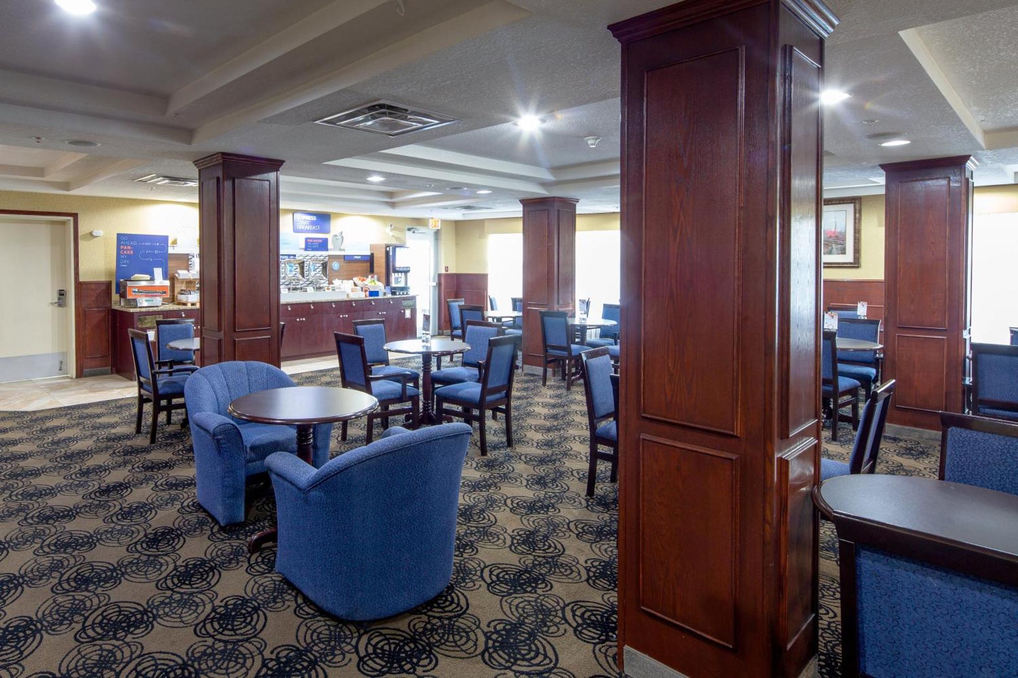 Holiday Inn Express Hotel & Suites Edson By Ihg Exteriör bild