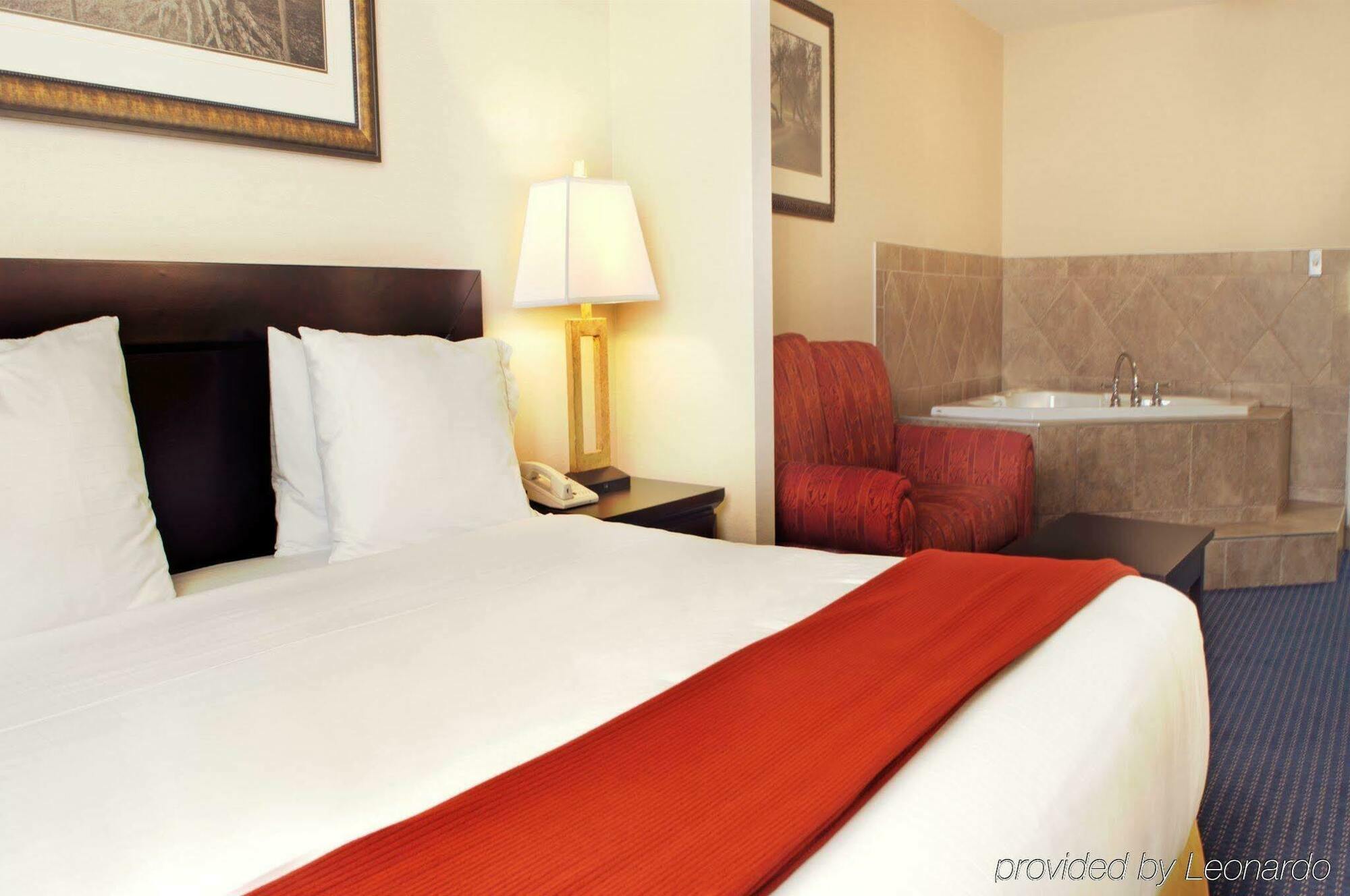 Holiday Inn Express Hotel & Suites Edson By Ihg Exteriör bild