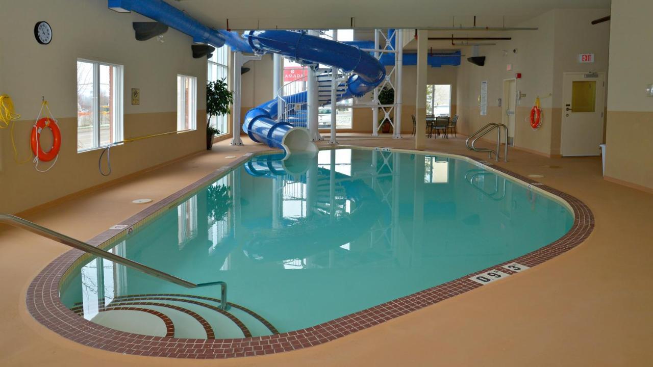 Holiday Inn Express Hotel & Suites Edson By Ihg Exteriör bild