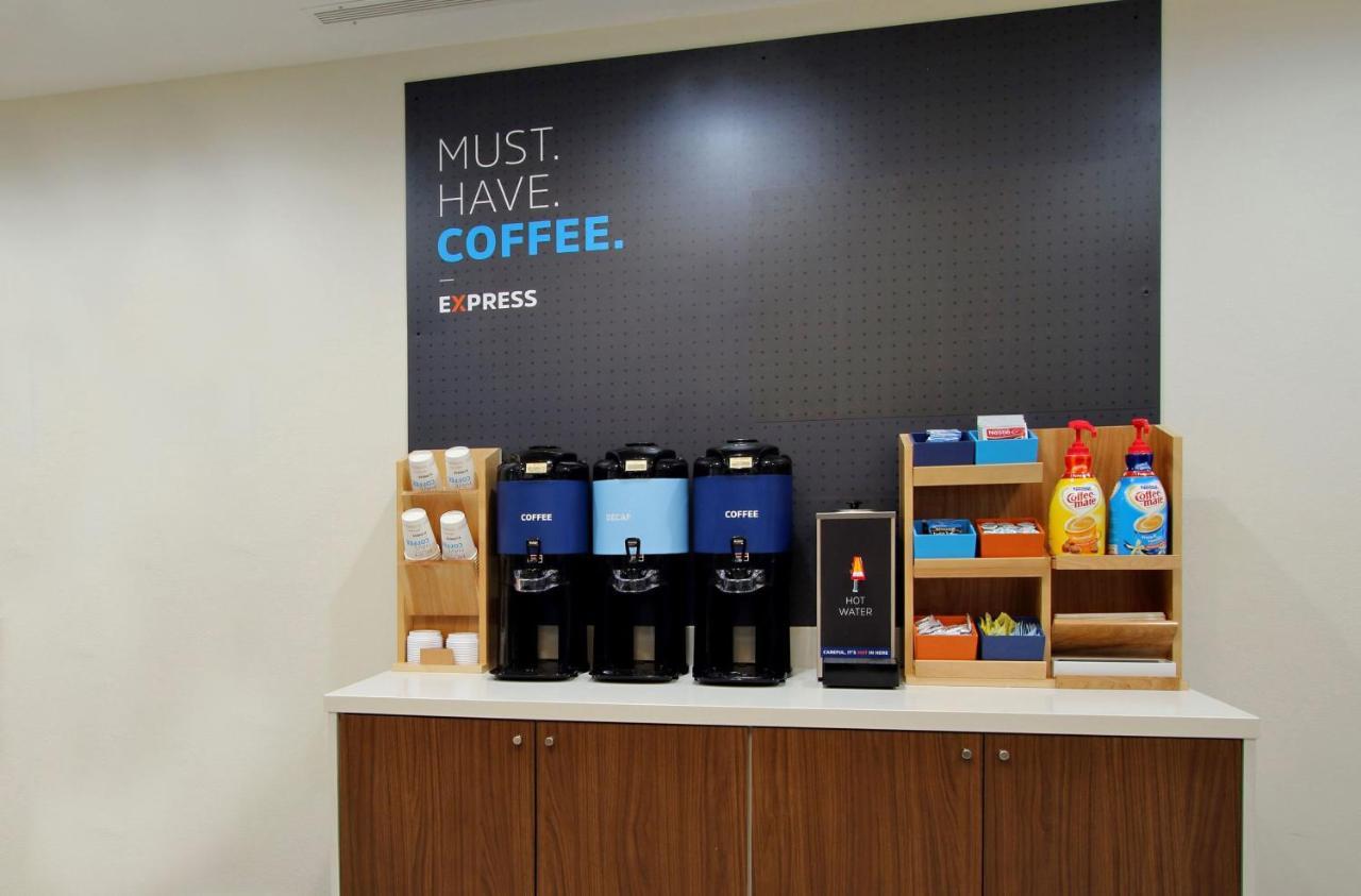Holiday Inn Express Hotel & Suites Edson By Ihg Exteriör bild